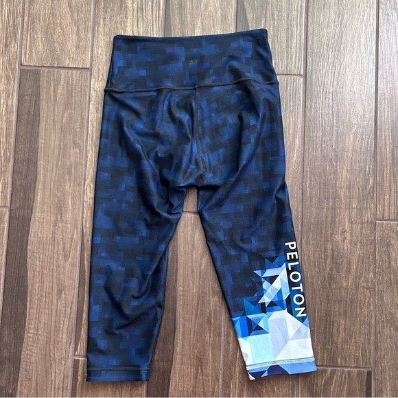 Peloton x WITH Pyramid Color High Waist Crop Capri Leggings in Blue Sz L - Picture 5 of 8